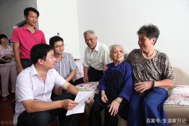 退休老人有福了！70歲老人享受養(yǎng)老金還有高齡補(bǔ)貼，你領(lǐng)取了嗎？(圖3)
